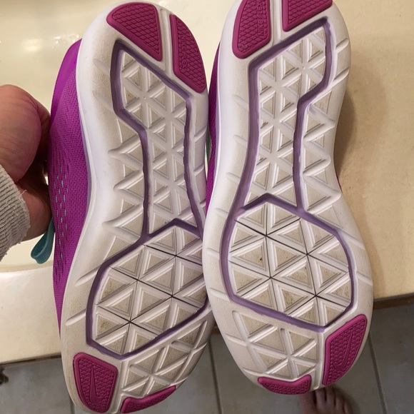 New girls Nikes. Never worn - Picture 5 of 5